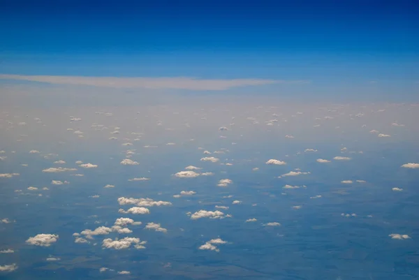 在阳光明媚的早晨 从云层上方的天空和 Cloudscape 的窗口观看 白色的稀疏卷云和卷层云云 — 图库照片