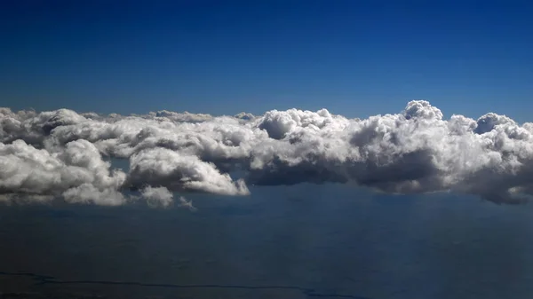 从飞机窗户上看到了阳光早晨的蓝天和云景的戏剧性云朵 白色的卷云和卷云 — 图库照片