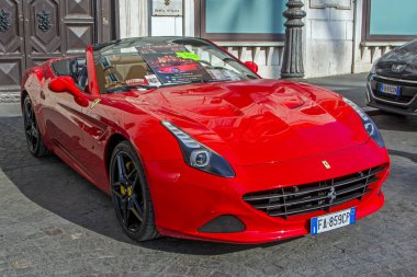 Rome, İtalya - 20 Kasım, 2016: kırmızı Ferrari California T Park şehir sokak. Önden Görünüm