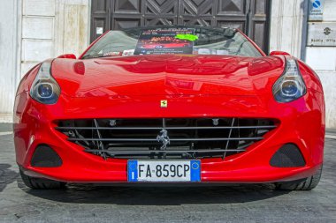 Rome, İtalya - 20 Kasım, 2016: kırmızı Ferrari California T Park şehir sokak. Önden Görünüm