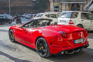 Rome, İtalya - 20 Kasım, 2016: kırmızı Ferrari California T Park şehir sokak. Arkadan Görünüm