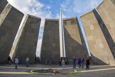 Erivan, Ermenistan - 01 Kasım 2017: Tsitsernakaberd Anıt anıt Ermeni Soykırımı quenchless ateşe insanlarla