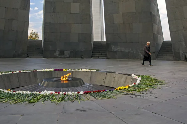 Erevan Armênia Novembro 2017 Mulher Idosa Monumento Memorial Tsitsernakaberd Genocídio — Fotografia de Stock