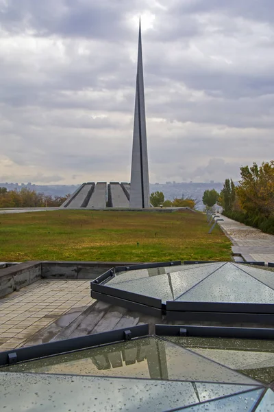 Tsitsernakaberd Emlékmű Emlékműve Örmény Népirtás Tükörképét Nedves Üveg Előtérben Drámai — Stock Fotó