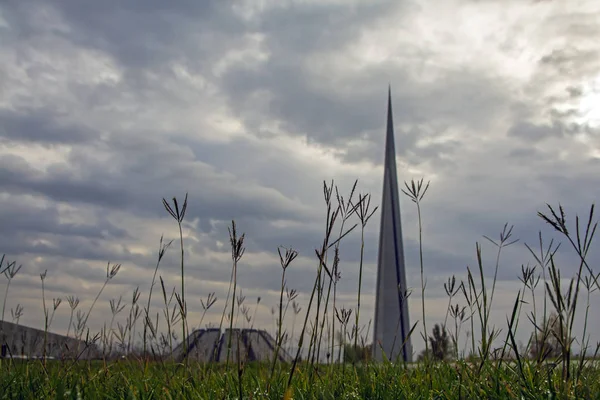 Tsitsernakaberd Memorial Monument Van Armeense Genocide Onscherpe Achtergrond Door Het — Stockfoto