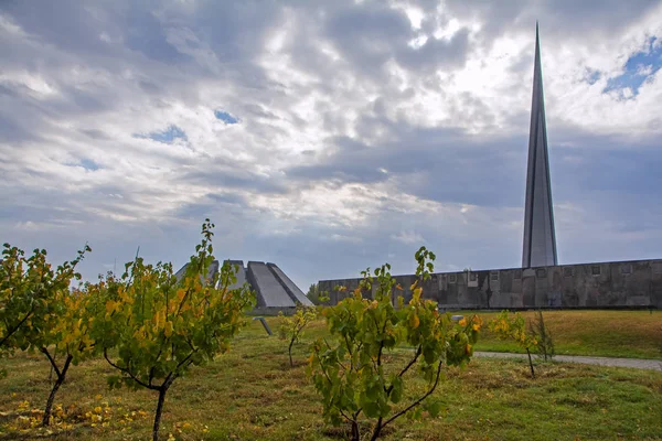 Tsitsernakaberd Denkmal Des Armenischen Völkermordes Mit Herbstbäumen Vordergrund Unter Dramatischem — Stockfoto