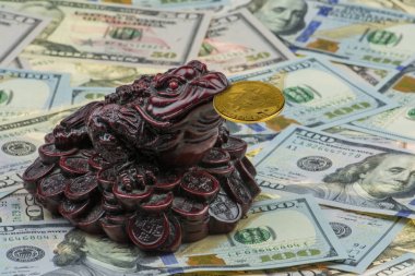 üç bacaklı para kurbağa Jin Chan bize yüz dolar ve elli dolar faturaları çeşitli ağzında altın bitcoin servetle Çince sembolü olarak. Yeni sanal para. Kripto para birimi 