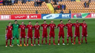 Yerevan (Vazgen Sarkisyan sonra Hanrapetakan Stadyumu), Ermenistan - 24 Mart 2018: futbol, Ermenistan (kırmızı) Rakip Estonya, 0 - 0, dostluk uluslararası maçları. Ermeni takım Ermeni ilahi söylüyor