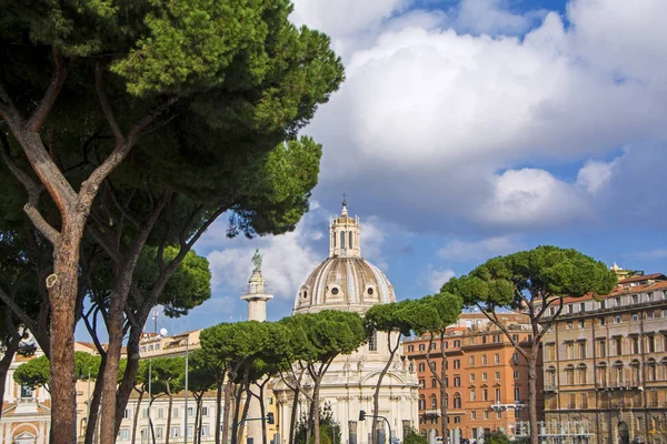 이탈리아에 나무를 가톨릭 야누스의 칼럼의 — 스톡 사진