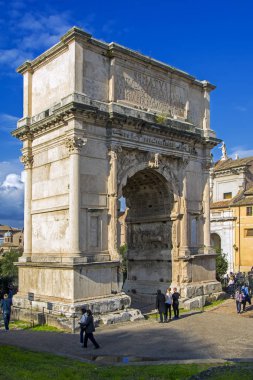 Turistler yakınındaki Arch, Titus (Arco di Tito) Roma Forumu, Roma, İtalya