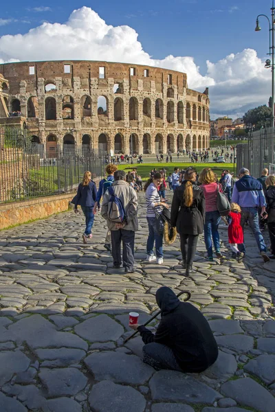 Rome Italy November 2016 Touching Scene Old Woman Begging Sacra — Stock Photo, Image