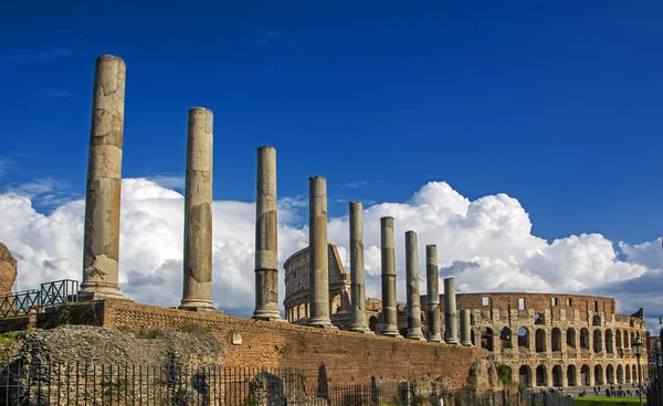 Bella Vista Del Colosseo Con Colonne Antiche Sfondo Cielo Blu — Foto Stock