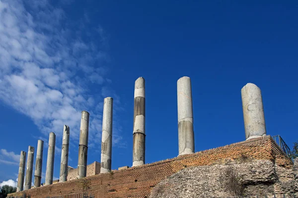 Vista Ângulo Baixo Colunas Antigas Fórum Famoso Fórum Romano Antigo — Fotografia de Stock