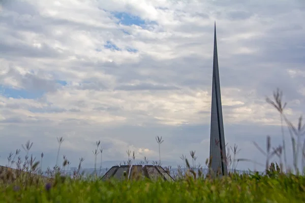 Tsitsernakaberd Denkmal Des Armenischen Völkermordes Auf Dem Hintergrund Durch Das — Stockfoto