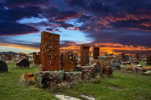 Khachkars Yosun Noratus Tarihi Mezarlık Ermenistan Liken Kaplı Olarak Bilinen — Stok fotoğraf