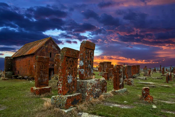 Starożytne Nagrobki Znany Jako Khachkars Kaplica Pokryta Mchu Porostów Historyczny — Zdjęcie stockowe