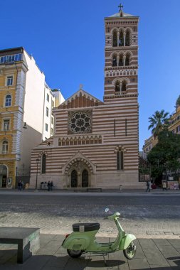 Rome, İtalya - 20 Kasım 2016: ışık yeşil Vespa 50 scooter St. Paul's duvarları içinde Kilisesi (Chiesa di San Paolo Dentro le Mura önünde)