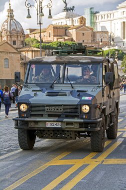Rome, İtalya - 20 Kasım 2016: Iveco Lmv zırhlı araba İtalyan askerler bekçi Via dei Fori Imperiali yolda ile