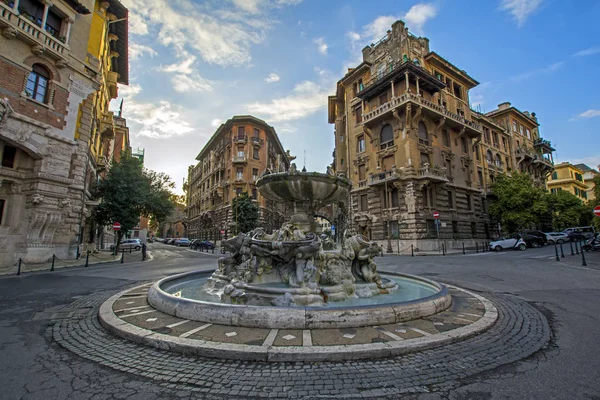 Piazza Mincio 'daki Fontana delle Rane, Quartiere Copped, Roma, İtalya. Soldaki Palazzo del Ragno, sağdaki Banca Carim - Sede Di Roma