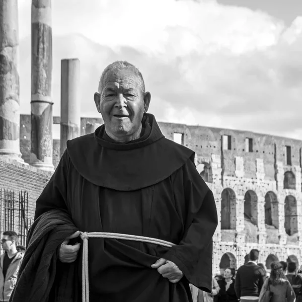 Rome Italië November 2016 Oude Monnik Een Zwarte Kerk Gewaad — Stockfoto