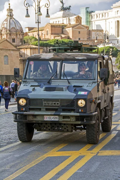 Rome Olaszország November 2016 Iveco Lmv Páncélozott Autó Olasz Katonák — Stock Fotó