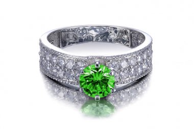 güzel platin veya beyaz altın, gümüş elmas dekoratif halka yeşil zümrüt beyaz bir arka planda yansıma ile izole ile