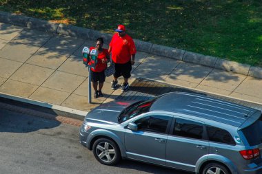 Washington, Dc, Amerika Birleşik Devletleri - 03 Ağustos 2012: bir Aframerican iki şehir merkezinde park metre para koyarak yoluyla Park için kırmızı ödeme sonra