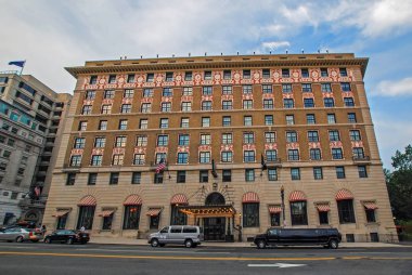 Washington, Dc, Amerika Birleşik Devletleri - 04 Ağustos 2012: 15 St Nw ve F St Kuzey kavşak üzerinde W Washington DC ve Michael F. Williams binalar