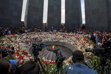 Erivan, Ermenistan - 24 Nisan 2018: Ermeniler, Ermeni Soykırımı Anıtı, 1915 Ermeni Soykırımı yıldönümünde on iki levha ortasına eternal flame çiçek döşeme