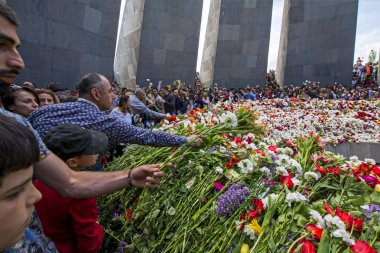 Erivan, Ermenistan - 24 Nisan 2018: Ermeniler, Ermeni Soykırımı Anıtı, 1915 Ermeni Soykırımı yıldönümünde on iki levha ortasına eternal flame çiçek döşeme