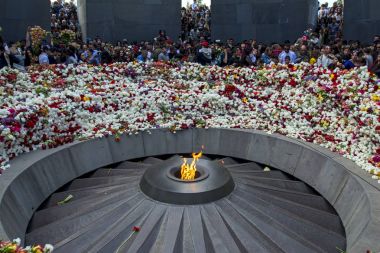 Erivan, Ermenistan - 24 Nisan 2018: Ermeniler, Ermeni Soykırımı Anıtı, 1915 Ermeni Soykırımı yıldönümünde on iki levha ortasına eternal flame çiçek döşeme
