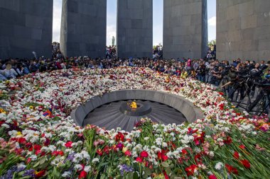 Erivan, Ermenistan - 24 Nisan 2018: Ermeniler, Ermeni Soykırımı Anıtı, 1915 Ermeni Soykırımı yıldönümünde on iki levha ortasına eternal flame çiçek döşeme