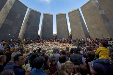 Erivan, Ermenistan - 24 Nisan 2018: Ermeniler, Ermeni Soykırımı Anıtı, 1915 Ermeni Soykırımı yıldönümünde on iki levha ortasına eternal flame çiçek döşeme