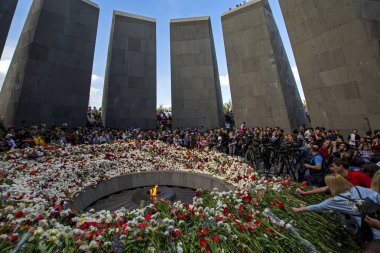 Erivan, Ermenistan - 24 Nisan 2018: Ermeniler, Ermeni Soykırımı Anıtı, 1915 Ermeni Soykırımı yıldönümünde on iki levha ortasına eternal flame çiçek döşeme