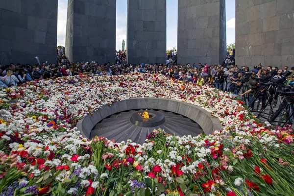 Erywań Armenia Kwietnia 2018 Ormianie Układania Kwiatów Wieczny Płomień Centrum — Zdjęcie stockowe