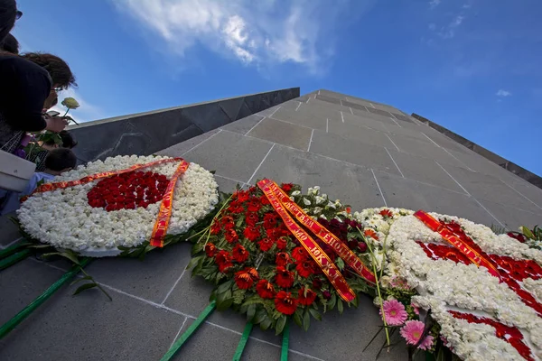 Yerevan Armenien April 2018 Kränze Armenischen Genozid Denkmal Tsitsernakaberd Anlässlich — Stockfoto