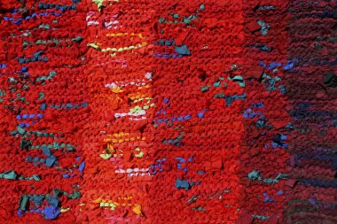 Soyut el yapımı kilim yakın çekim arka plan. Örme Tekstil halı desen makro. Eski bez vintage mat doku geri dönüştürülmüş. Renkli el yapımı yer halı paspası kurdeleleri ve paçavra yapılmış