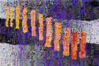 Soyut el yapımı kilim yakın çekim arka plan. Örme Tekstil halı desen makro. Eski bez vintage mat doku geri dönüştürülmüş. Renkli el yapımı yer halı paspası kurdeleleri ve paçavra yapılmış