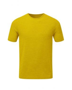 Sarı düz shortsleeve Pamuk T-Shirt beyaz bir arka plan üzerinde izole. Şık yuvarlak yakalı gömlek