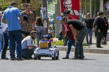 Erivan, Ermenistan - 02 Mayıs 2018: Nikol Pashinian tarafından düzenlenen barışçı hükümet karşıtı protestolar iktidardaki Cumhuriyetçi parti (Hhk) karşı. Göstericiler şehrin sokaklarında engelledi. Küçük sürücü