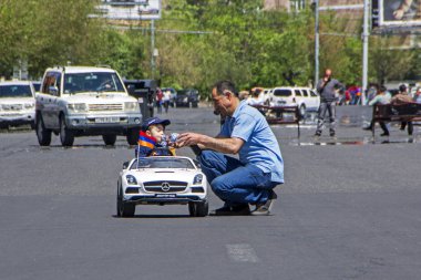 Erivan, Ermenistan - 02 Mayıs 2018: Nikol Pashinian tarafından düzenlenen barışçı hükümet karşıtı protestolar iktidardaki Cumhuriyetçi parti (Hhk) karşı. Göstericiler şehrin sokaklarında engelledi. Küçük sürücü