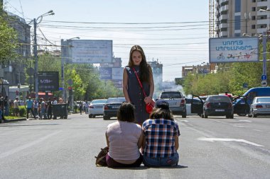 Erivan, Ermenistan - 02 Mayıs 2018: Nikol Pashinian tarafından düzenlenen barışçı hükümet karşıtı protestolar iktidardaki Cumhuriyetçi parti (Hhk) karşı. Göstericiler şehrin sokaklarında engelledi. Üç kız 