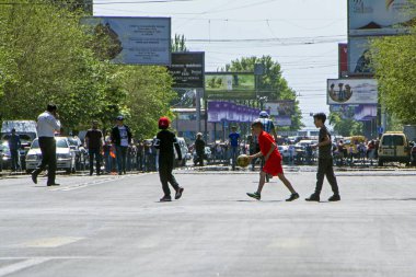 Erivan, Ermenistan - 02 Mayıs 2018: Nikol Pashinian tarafından düzenlenen barışçı hükümet karşıtı protestolar iktidardaki Cumhuriyetçi parti (Hhk) karşı. Çocuk oyun topu boş sokak ile