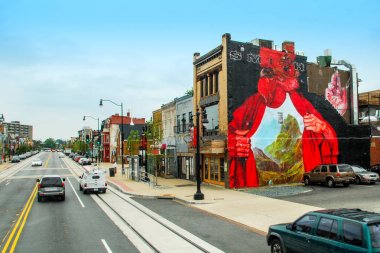 Washington, Dc, Amerika Birleşik Devletleri - 08 Ağustos 2012: Soyut büyük orijinal graffity eski tuğla bina bütün duvarına. Güzel manzara onun göğüsler üzerinde boyalı gösterilen kırmızı horoz