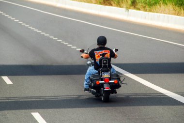 New Jersey, Amerika Birleşik Devletleri - 09 Ağustos 2012: Amerikan motosiklet Harley Davidson karayolu üzerinde sürme motorcu adam. Seyahat ve ulaşım. Motosiklet binme özgürlüğü