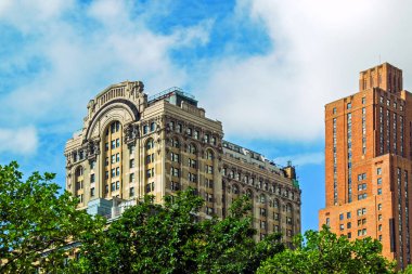 Cityscape Manhattan'daki gökdelen altında mavi bulutlu gökyüzü, New York City, Amerika Birleşik Devletleri ile