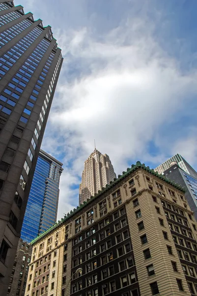 Cityscape Com Arranha Céus Manhattan Sob Céu Nublado Dramático Nova — Fotografia de Stock