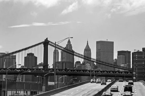ニューヨーク アメリカ合衆国 2012 マンハッタン橋とオフィスの高層ビル建物マンハッタンのスカイライン 黒と白の写真 — ストック写真