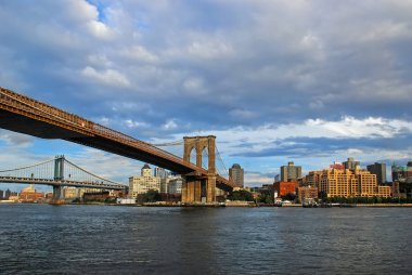 Brooklyn Köprüsü ve Manhattan Bridge ile Brooklyn Sunset görünümünü arka planda, New York'ta, Nyc, ABD