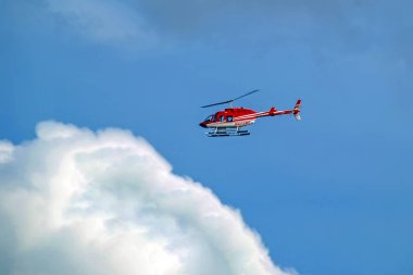 New York City, Amerika Birleşik Devletleri - 11 Ağustos 2012: Kırmızı ile beyaz Bell 407 helikopter uçuş 